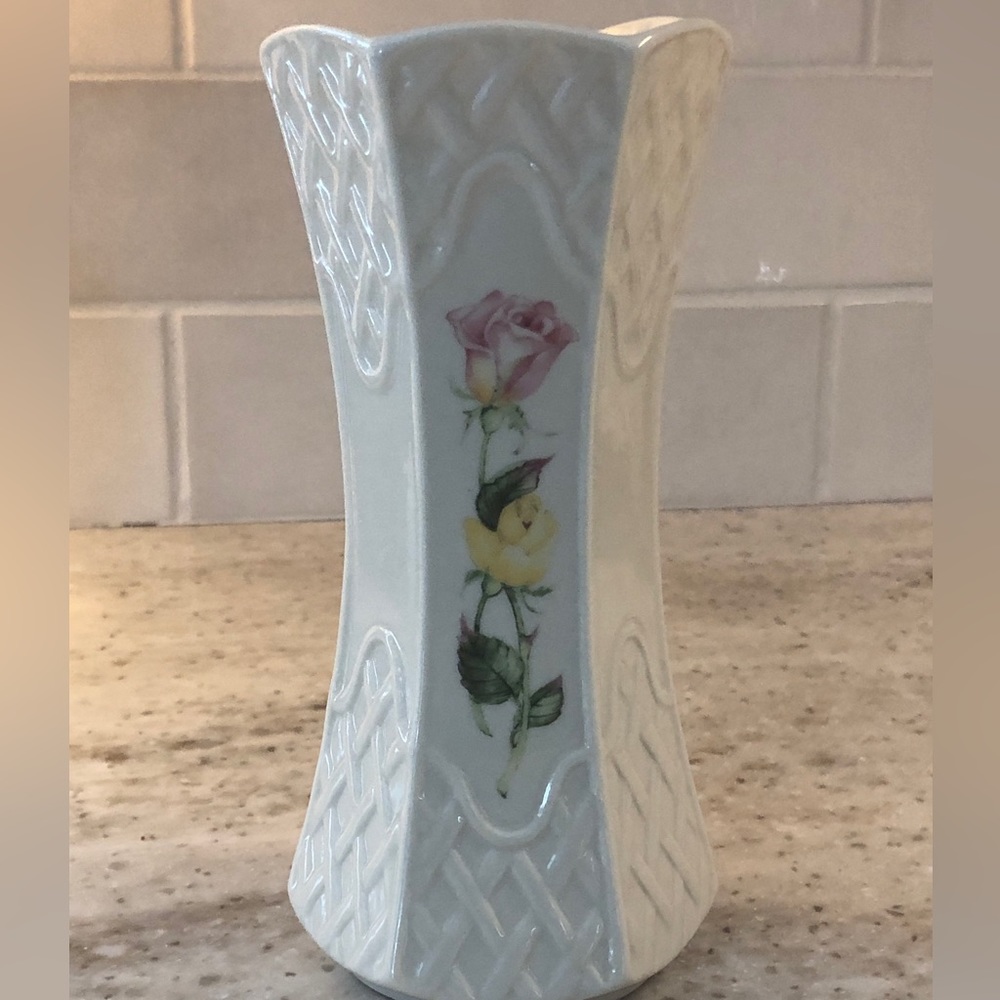 BELLEEK COTTAGE ROSE 7” vase Fine China IRELAND Scalloped Rim